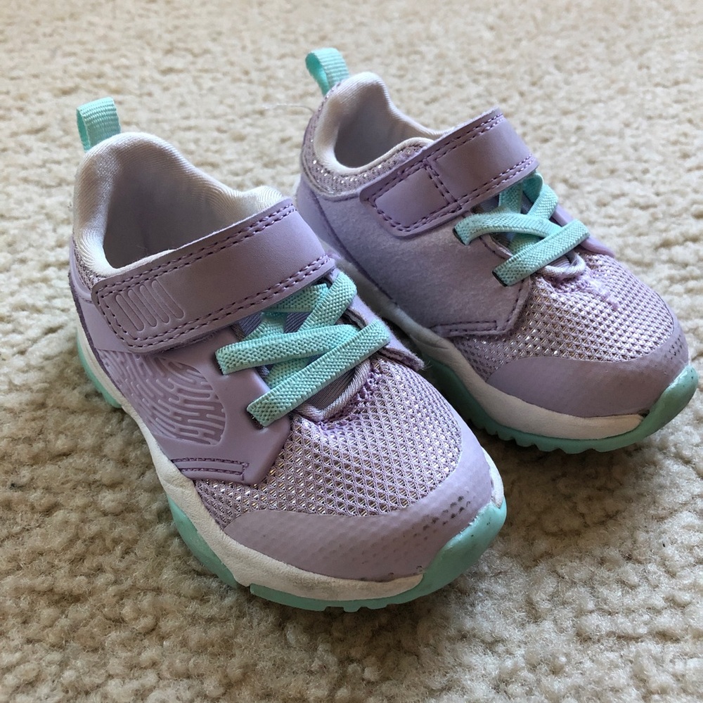 Pre-Owned Cat & Jack Purple/Blue Velcro Closure Sneakers (Size: 5)